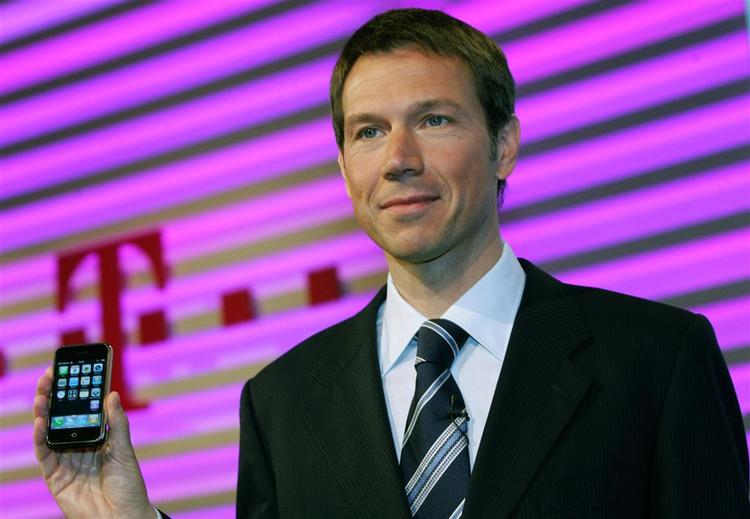 Direktør for Deutsche Telekom Rene Obermann, da han i august præsenterede iPhonen for tyskerne. Dengang som eneforhandler - Måske snart ikke længere. 