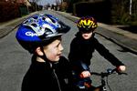 European Child Safety Alliance foreslår, at alle børn skal tvinges til at bruge cykelhjelm. 