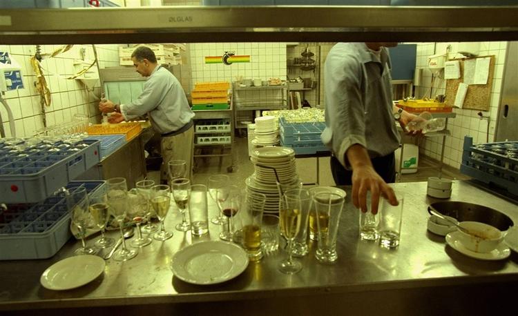 Restaurationsbranchen bør kunne gennemskue, at asylansøgere arbejder sort og ulovligt som opvaskere. Det mener 3F. Arkivfoto. 