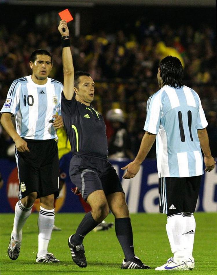 Carlos Tevez (med ryggen til) blev sendt i bad af dommer Jorge Larrionda fra Uruguay i det 25. minut. 