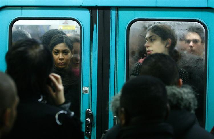 Den offentlige trafik i Frankrig har sneglet sig af sted. Og de tog, som ikke holdt stille, har været proppet med pendlere. 