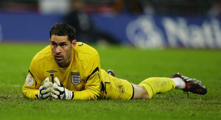 Dagens uheldige helt. Englands målmand, Scott Carson, famlede allerede efter fem minutters spil et harmløst kroatisk skud over målstregen. 