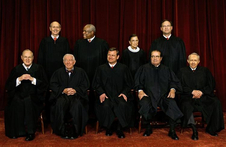 Medlemmerne af USA's højesteret. Bagerste række til højre står det nyeste medlem Samuel Alito Jr. 