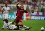 Frankrigs Patrick Vieira (nederst) og Portugals Cristiano Ronaldo spillede sidste sommer VM-semifinale. Ved EM i Schweiz og Østrig risikerer de at møde hinanden allerede i den indledende runde. 
