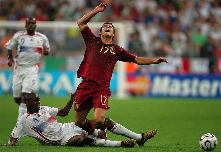 Frankrigs Patrick Vieira (nederst) og Portugals Cristiano Ronaldo spillede sidste sommer VM-semifinale. Ved EM i Schweiz og Østrig risikerer de at møde hinanden allerede i den indledende runde. 