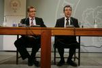 Vicestatsminister Bendt Bendtsen lytter, mens statsminister Anders Fogh Rasmussen fortæller om det nye regeringsgrundlag. 