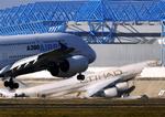 Forrige uges ulykke hos Airbus totalskadede en Airbus A340, som skulle leveres til mellemøsten. En helt ny enorm A380 lander i forgrunden. 