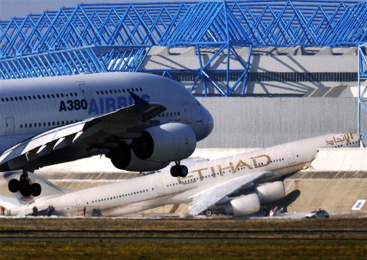 Forrige uges ulykke hos Airbus totalskadede en Airbus A340, som skulle leveres til mellemøsten. En helt ny enorm A380 lander i forgrunden. 