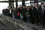 Rejsende i kø på Saint Lazare stationen i Paris i dag. Efter ni dages strejke er der nu håb om, at togene vil køre normalt igen om tre dage. 