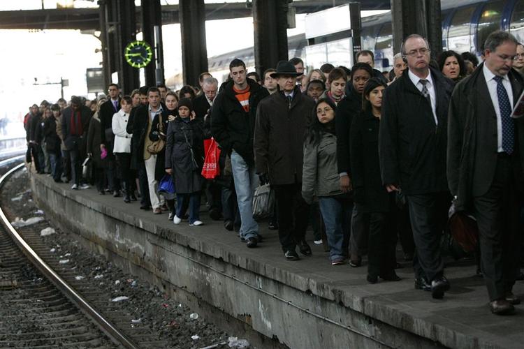 Rejsende i kø på Saint Lazare stationen i Paris i dag. Efter ni dages strejke er der nu håb om, at togene vil køre normalt igen om tre dage. 