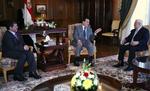 Egyptens præsident Hosni Mubarak (i midten) under sit mini-topmøde med Jordans kong Abdullah II til venstre og palæstinensernes præsident Mahmoud Abbas til højre. 