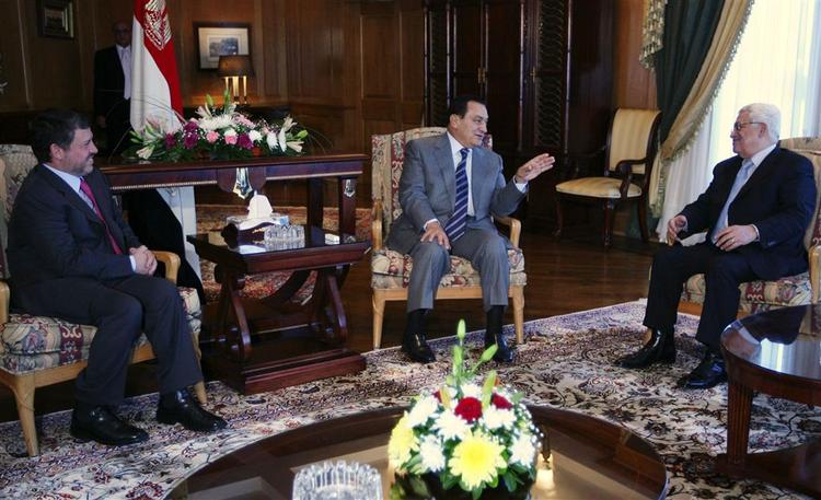 Egyptens præsident Hosni Mubarak (i midten) under sit mini-topmøde med Jordans kong Abdullah II til venstre og palæstinensernes præsident Mahmoud Abbas til højre. 