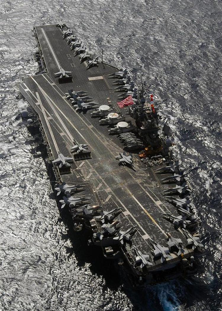Det amerikanske hangarskib USS Kitty Hawk bliver forment adgang til Hongkong. 