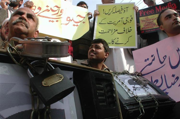 Pakistanske journalister demonstrerer mod Musharrafs styre. 