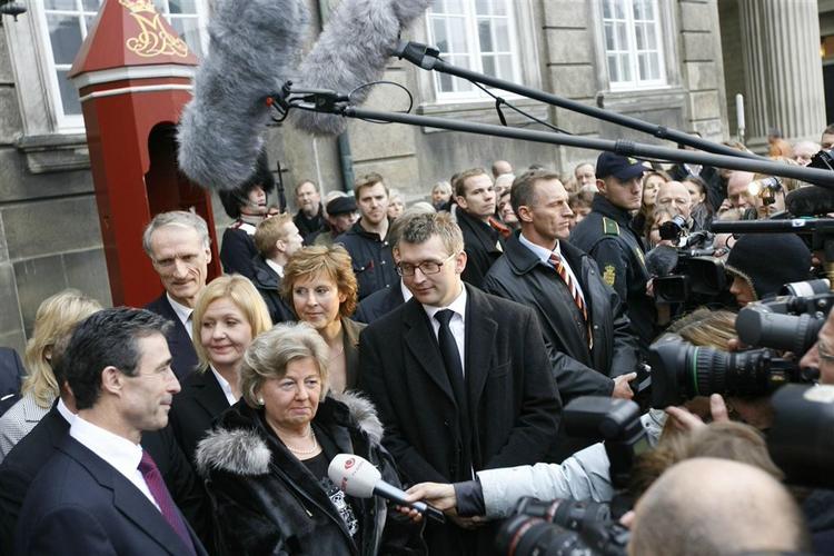 Statsminister Anders Fogh Rasmussen præsenterer sin nye regering foran Amalienborg. 