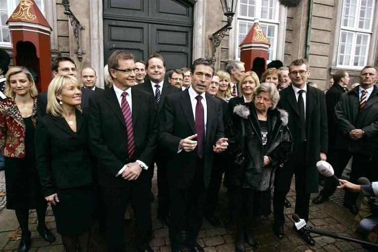 Statsminister Anders Fogh Rasmussen præsenterer sit hold af nye ministre på Amalienborg Slotsplads. 