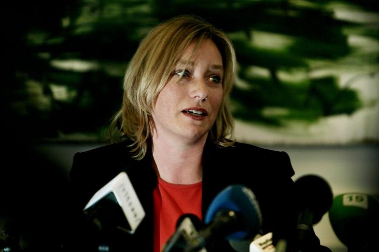 Familie- og forbrugsminister Henriette Kjær (K) tog konsekvensen af det økonomiske rod i privatlivet og gik af som den første af tre konservative ministre. Henriette Kjær nåede at besidde titlen som familie- og forbrugsminister i tre år og to måneder. I dag er hun udpeget som de konservatives politiske ordfører. 