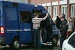 Gerningsmanden blev dækket med en jakke, da han blev ført væk af politiet. 