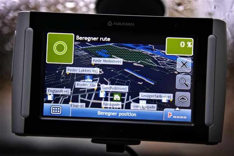 Navman S90i har en meget tydelig skærm, som er let at aflæse. Her er navigationen ikke startet endnu. 
