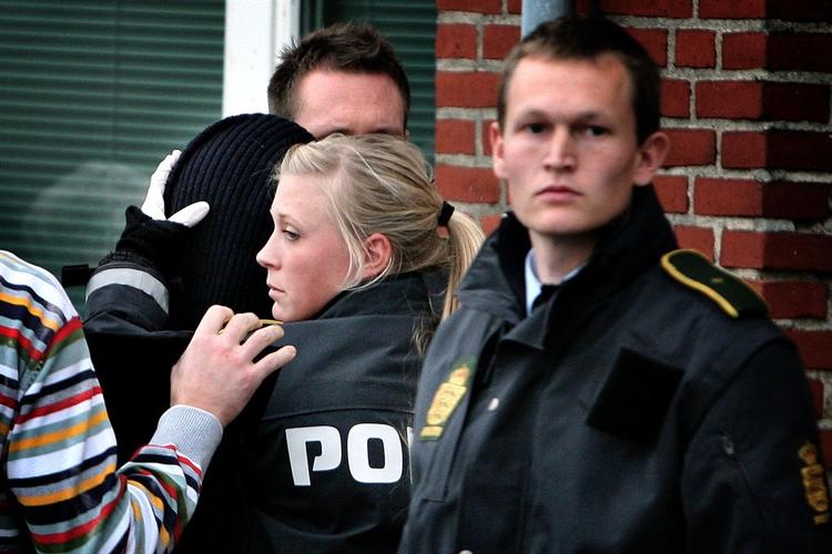 Gerningsmanden føres bort fra gerningsstedet kort tid efter han skød og dræbte en 57-årig sikkerhedsvagt. 