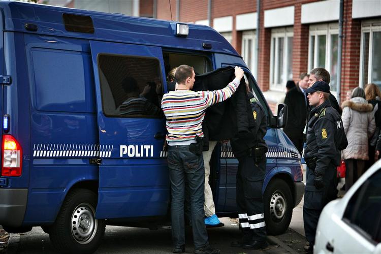 Drabsmanden føres væk af politiet, efter at han fredag formiddag skød og dræbte en vagtmand ved Skat på Tagensvej i København. 