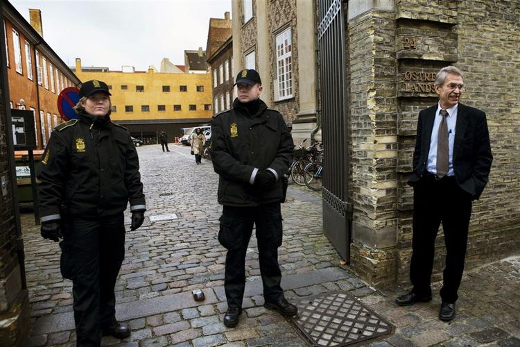 En af forsvarerne, advokat Bjørn Elmquist, uden for den skarpt bevogtede retsbygning. 