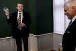 Der blev udvekslet gaver, da Lars Løkke Rasmussen i dag overtog Finansministeriet fra Thor Pedersen. 