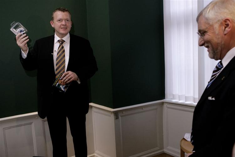 Der blev udvekslet gaver, da Lars Løkke Rasmussen i dag overtog Finansministeriet fra Thor Pedersen. 