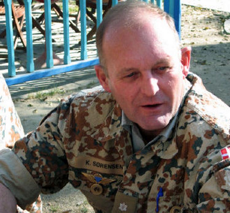 Oberst Kristian Sørensen, der er forbindelsesofficer i Afghanistan, mener, at Danmark bør betale erstatning til ofre. Det er forbudt i dag.