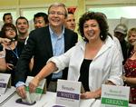 Labor-partiets leder Kevin Rudd og hustruen Therese afgiver deres stemmer. 