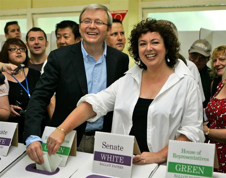 Labor-partiets leder Kevin Rudd og hustruen Therese afgiver deres stemmer. 