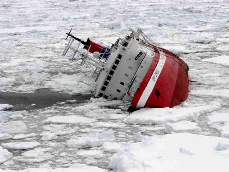 Sådan så det ud, inden skibet M/S Explorer endeligt sank. De danske sømænds fagforening kritiserer Explorer for at sejle under liberiansk bekvemmelighedsflag og med filippinsk besætning. 