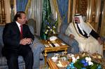 Sharif (til venstre) sammen med en af sine støtter - Saudi-Arabiens kong Abdullah. 