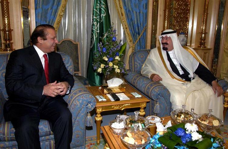 Sharif (til venstre) sammen med en af sine støtter - Saudi-Arabiens kong Abdullah. 