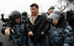 Blandt de tilbageholdte demonstranter er oppositionspolitikerne Boris Nemtsov. 