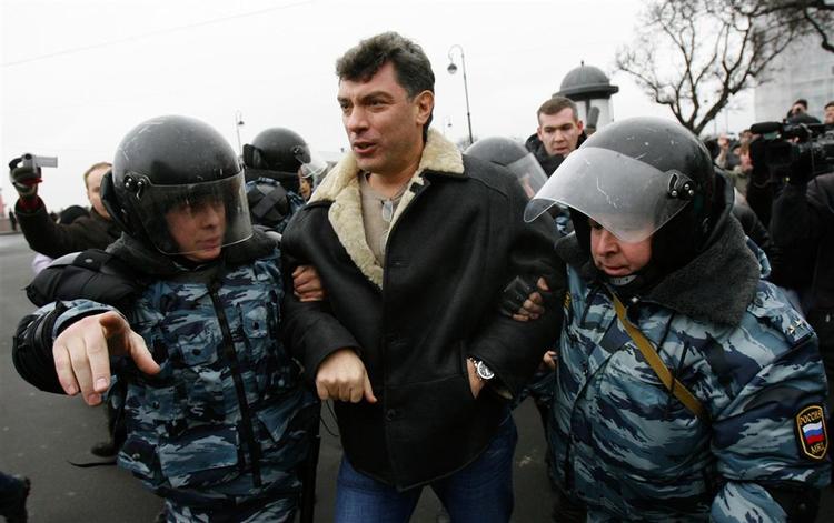 Blandt de tilbageholdte demonstranter er oppositionspolitikerne Boris Nemtsov. 