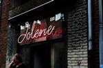 Kombinationen af stilhedskrævende ejerforening og nattefester på populær bar holdt kun i fire måneder. 