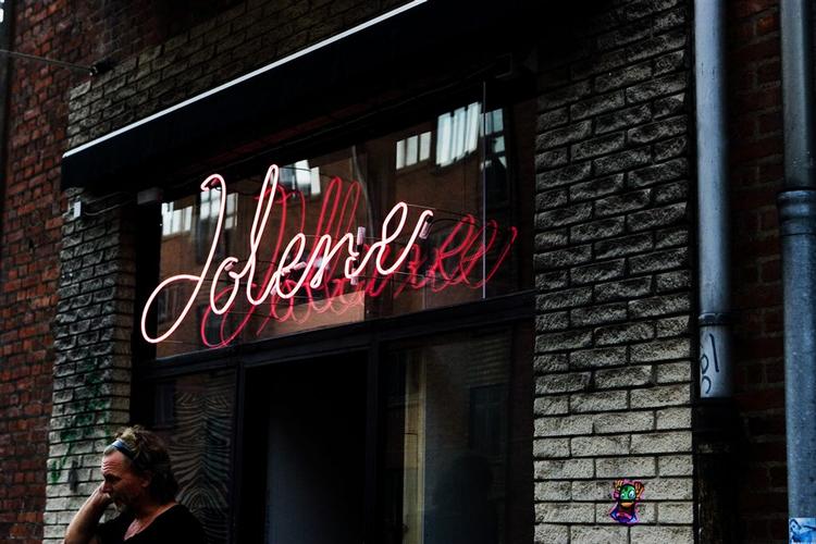 Kombinationen af stilhedskrævende ejerforening og nattefester på populær bar holdt kun i fire måneder. 