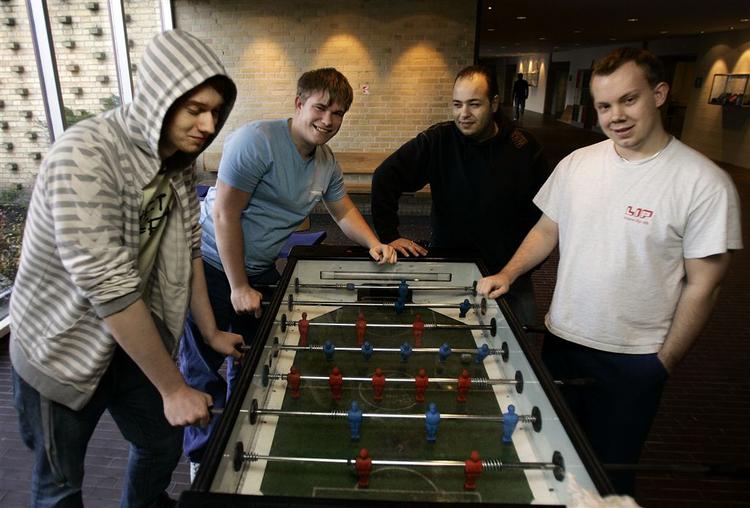 Unge fra Københavns Tekniske Skole på Tuborgvej mener, at medierne og pressen har en stor del af skylden for, at så mange bærer kniv. Fra venstre ses Niclas Hornbøl Pedersen, 17, Tommy Sørensen Hjortby, 17, Peder Munch, 24 og André Borg Thrysøe, 19. 