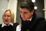 Den socialdemokratiske leder Zoran Milanovic studerer nervøst de indkomne stemmetal. 