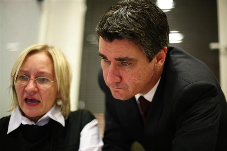 Den socialdemokratiske leder Zoran Milanovic studerer nervøst de indkomne stemmetal. 
