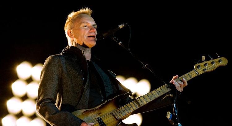 Forsanger Sting med sin guitar, da The Police gav koncert i juni på Vestereng i Århus. 