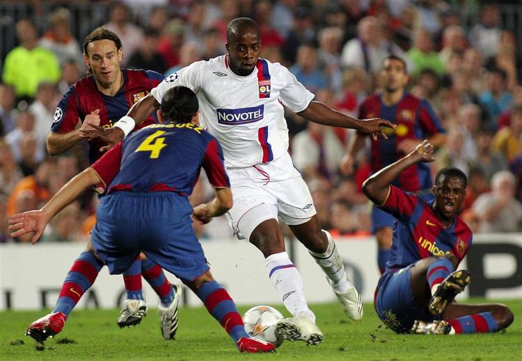 Lyon og  Sidney Govou tabte det første opgør mod Barcelona med 3-0. 