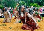 Kvindelige aboriginere udfører Woggan-ma-gule morgenceremonien på Australia Day i Sydney i januar. 