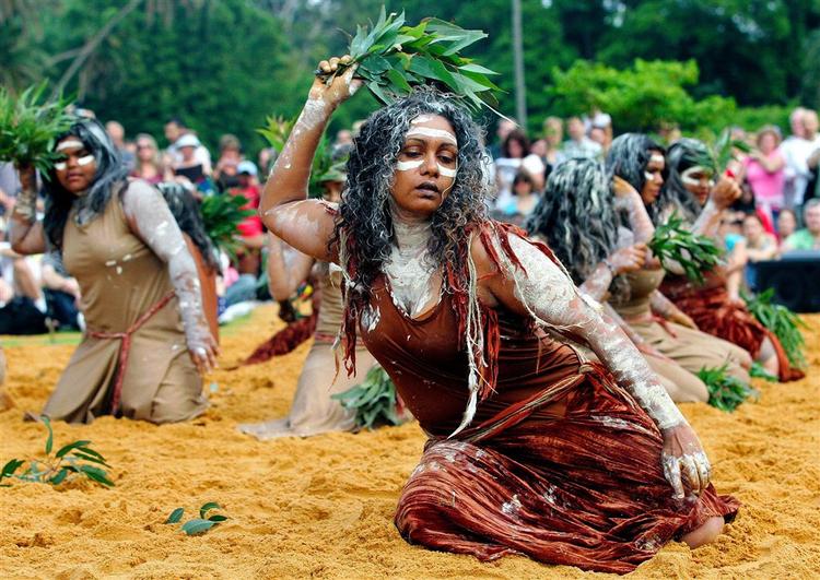 Kvindelige aboriginere udfører Woggan-ma-gule morgenceremonien på Australia Day i Sydney i januar. 