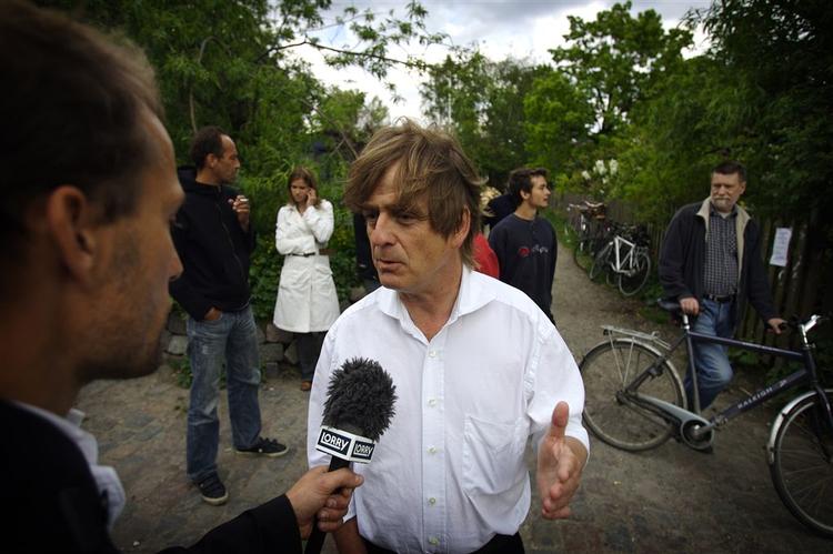 Knud Foldschack i ilden. 