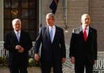 Palæstinensernes præsident, Mahmoud Abbas, den amerikanske præsident, George W. Bush, og Israels premierminister, Ehud Olmert, til fredskonference i Annapolis i Maryland, USA. 
