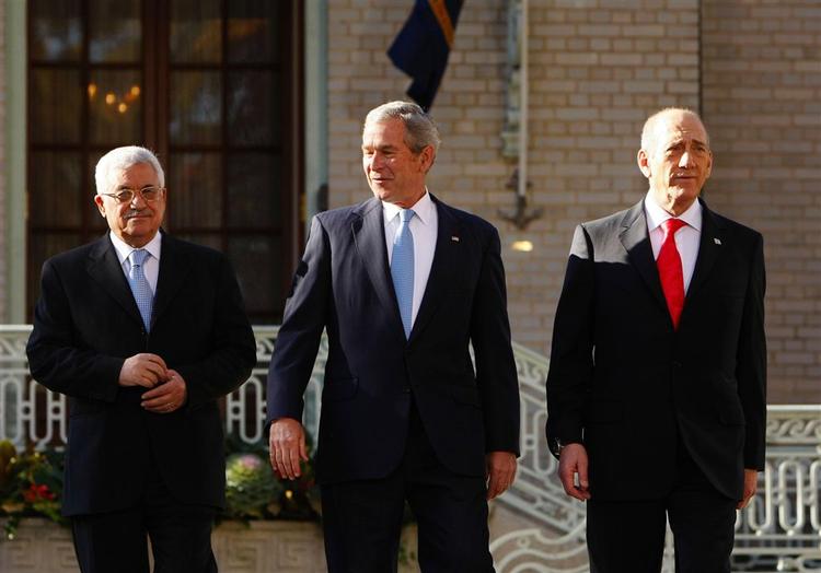 Palæstinensernes præsident, Mahmoud Abbas, den amerikanske præsident, George W. Bush, og Israels premierminister, Ehud Olmert, til fredskonference i Annapolis i Maryland, USA. 