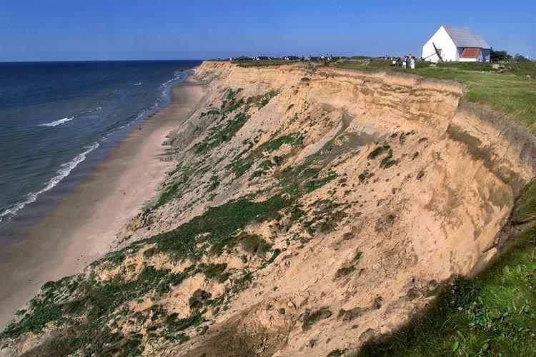 Sådan lå Mårup Kirke i 2003. Der forsvinder årligt to-tre meter af kysten, og kirken vil nu gradvist blive taget ned. 