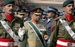 Pakistans præsident Musharraf tager afsked med militæret, inden han onsdag overdrager ansvaret til sin efterfølger. 